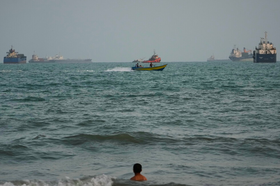 US Strikes Three Iranian Oil Tankers After Ballistic Missile Attacks on Navy Warships